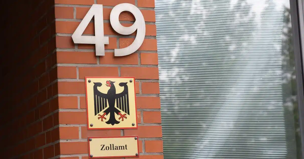 Behördenschild des Zollamts mit Bundesadler