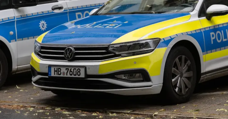 Streifenwagen der Polizei Bremen auf der Straße