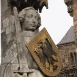 Detail der Bremer Roland-Statue mit Wappenschild