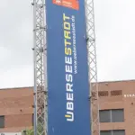 Werbebanner der Überseestadt an einem Gebäude