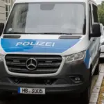 Polizeitransporter am Straßenrand