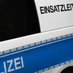 Polizeitransporter mit Aufschrift Einsatzleitung
