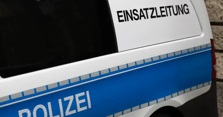 Polizeitransporter mit Aufschrift Einsatzleitung