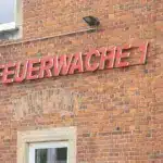 Backsteingebäude mit Schriftzug Feuerwache 1
