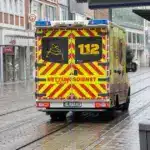 Rettungswagen des Rettungsdienstes von hinten