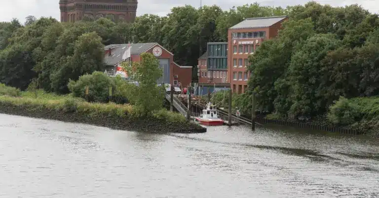 Blick auf die Weser mit Uferbebauung