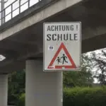 Verkehrsschild Achtung Schule an einer Straße