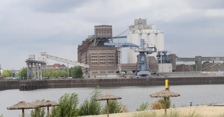 Hafenkulisse mit Silo und Uferstrand in der Überseestadt