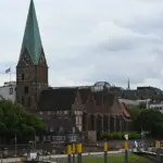 Turm und Kirchenschiff der Martinikirche über der Weserpromenade