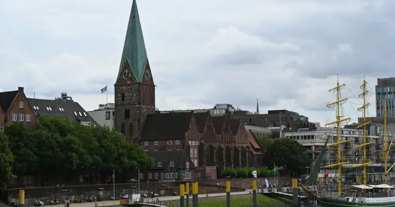 Turm und Kirchenschiff der Martinikirche über der Weserpromenade
