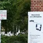 Lageplan und Hinweisschild am Schulgelände der Oberschule am Leibnizplatz