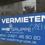 Schaufenster eines leerstehenden Ladenlokals mit großem Zu-vermieten-Banner