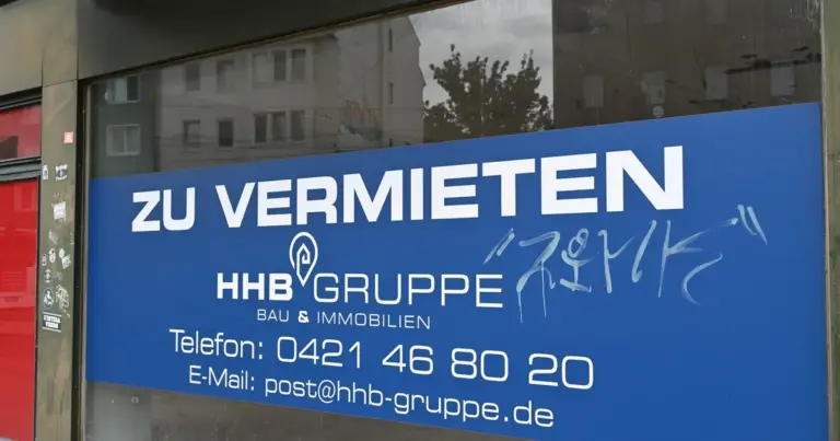 Schaufenster eines leerstehenden Ladenlokals mit großem Zu-vermieten-Banner