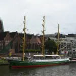 Segelschiff an der Schlachte vor der Martinikirche und der Bremer Innenstadt