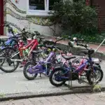 Abgestellte Kinderfahrräder am Fahrradständer vor einer Kita