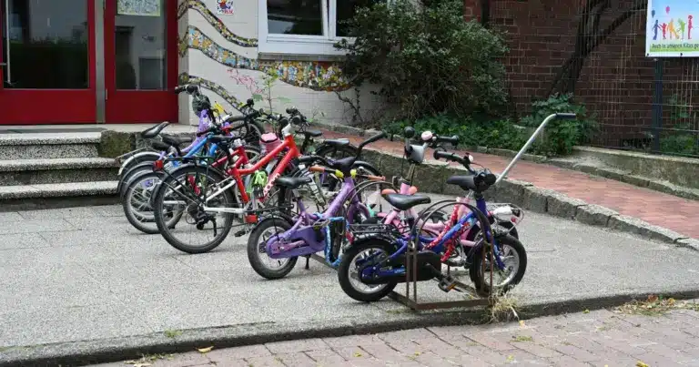 Abgestellte Kinderfahrräder am Fahrradständer vor einer Kita