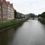 Flusslauf mit historischen Backsteinspeichern am Ufer