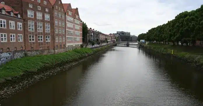Flusslauf mit historischen Backsteinspeichern am Ufer