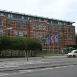 Hauptgebäude der Hochschule Bremen aus rotem Backstein an einer Hauptstraße