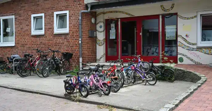 Zahlreiche Kinderfahrräder vor dem Eingang einer Kindertagesstätte