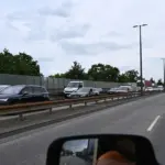 Blick aus dem Auto auf eine Schnellstraße, auf der Gegenfahrbahn steht der Verkehr