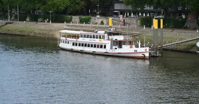 Weißes Ausflugsschiff liegt an der Weserpromenade