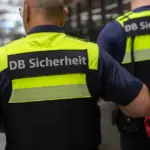 Zwei Mitarbeiter der DB Sicherheit von hinten