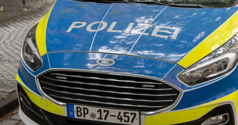 Streifenwagen der Bundespolizei von vorne