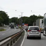 Stau mit Lastwagen und Autos auf einer mehrspurigen Ausfallstraße