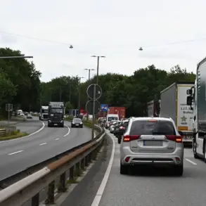 Stau mit Lastwagen und Autos auf einer mehrspurigen Ausfallstraße