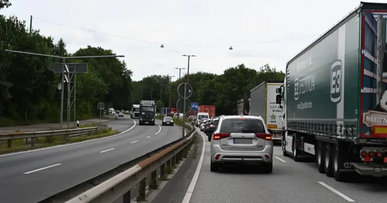 Stau mit Lastwagen und Autos auf einer mehrspurigen Ausfallstraße