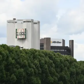 Silogebäude der Beck's-Brauerei mit Firmenlogo über einer Baumreihe