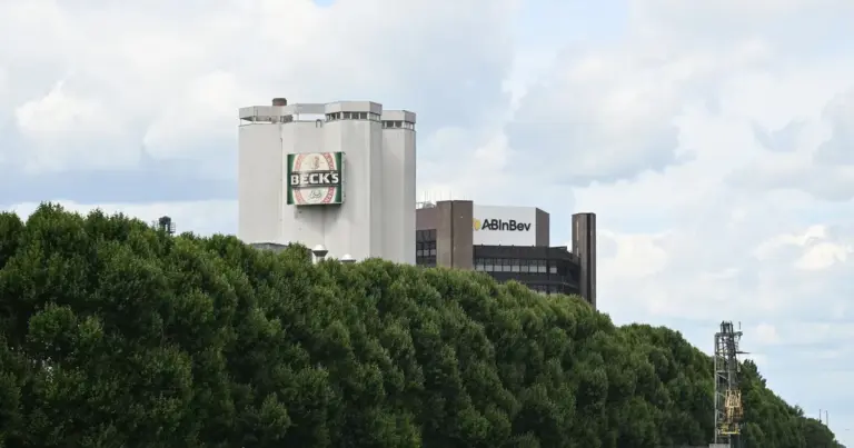 Silogebäude der Beck's-Brauerei mit Firmenlogo über einer Baumreihe